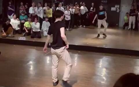 【ريكيمارو】 رؤية طالب في صالة الرقص لريكي وهو يرقص