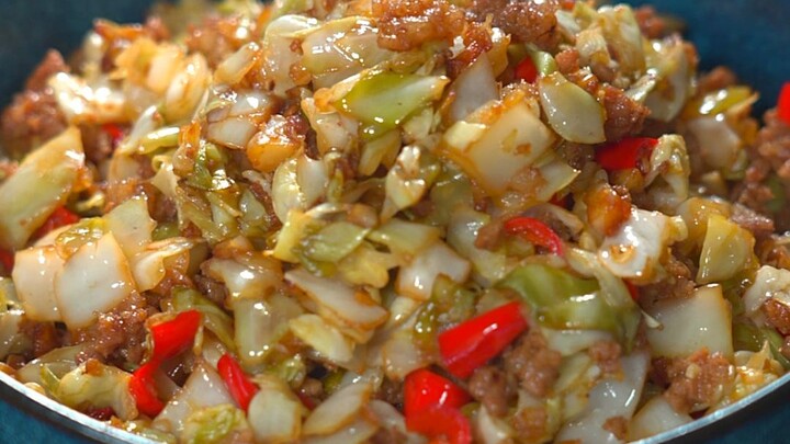 Don’t just toss cabbage straight into the wok anymore! Try making sour cabbage with minced meat inst