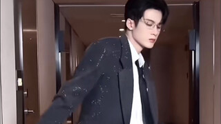Trời ơi, Đàm Kiến Từ đang nhảy theo nhạc của Lý Hi Thành kìa! Chỉ cần nhìn thôi cũng làm được!