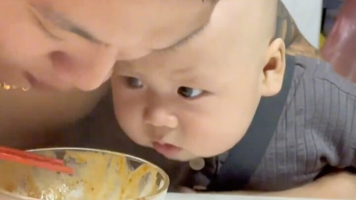 Excuse me, Dad, what are you eating? It's not Lao Deng, why don't you give me some?
