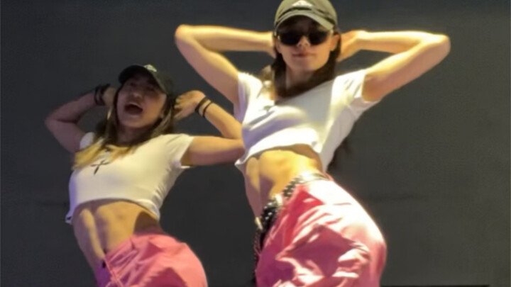How can you miss this dance in summer! HyunA wagging her tail