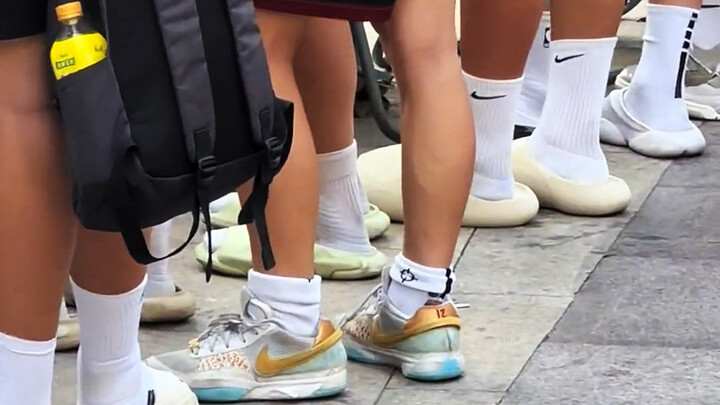 Dép lê trắng có phải là trang bị tiêu chuẩn của các vận động viên thể thao không?