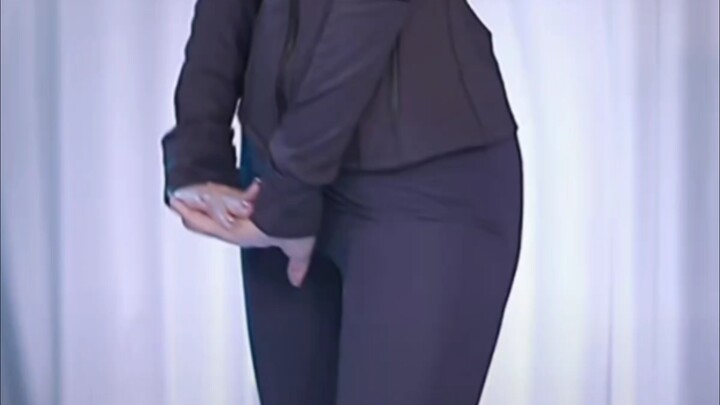 مختارات اليوم: ني شياوني (بنطال يوغا أسود)