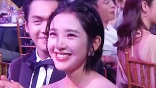 Xung quanh có vô số người, trong mắt anh chỉ có Đường Diệc Hân, anh vẫn luôn nhìn cô.