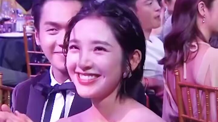 There were countless people around the scene, and he only had Tang Yixin in his eyes, and he kept lo