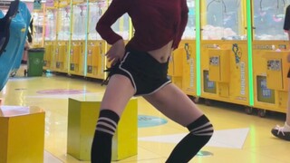 Shorts with sports knee-high socks, HyunA's red is too addictive