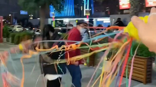 凭我们的关系陪我一起玩这个彩带球球不过分吧