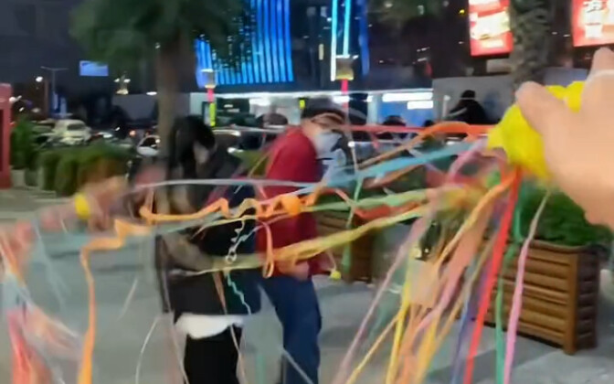 凭我们的关系陪我一起玩这个彩带球球不过分吧