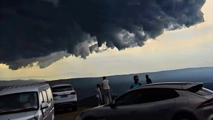 This morning, a netizen captured a truly terrifying natural phenomenon at Heifengkou in Zhangjiakou,