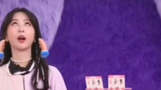 Dia mengubah siaran langsungnya menjadi variety show yang lucu hahahaha 😂 Yang Zi sangat imut dan lu