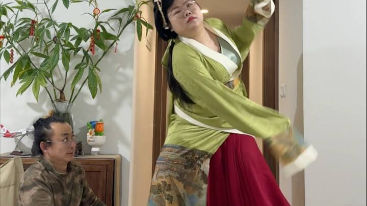 Trời ơi, tôi nhảy hai năm mà kỹ thuật tăng vọt! Lần này trông chuyên nghiệp quá!