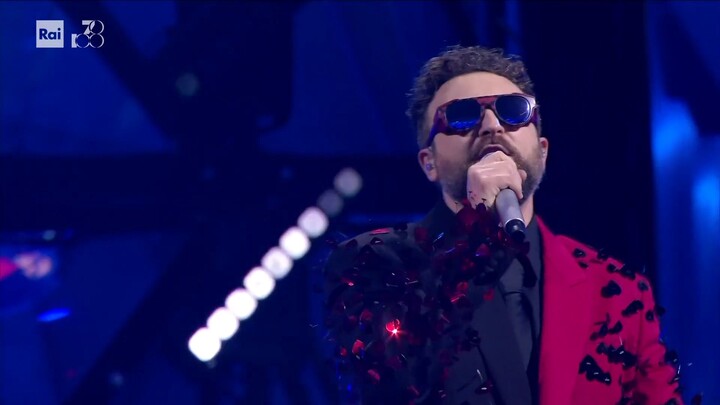 Sanremo 2024 serata finale Dargen D'Amico canta ＂Onda alta＂