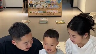 父母和宝宝一起摆书，完成的人可以回来吃蛋糕！！