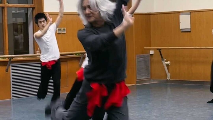 Mendorong gerobak, saya datang mengantarkan barang!