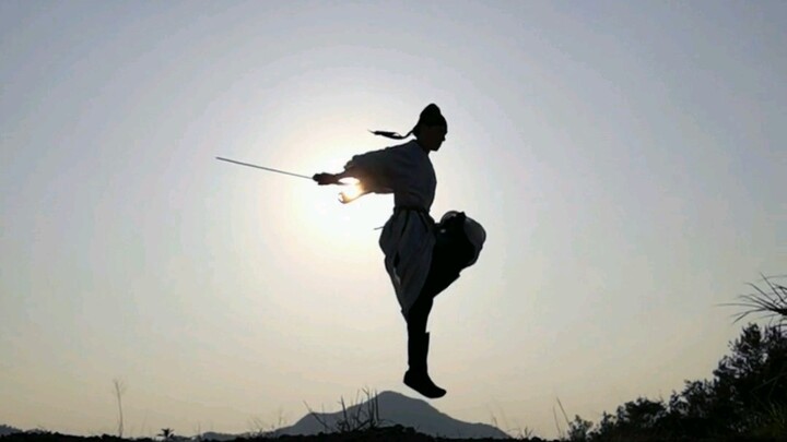 Sepertinya bidadari mabuk berlebihan, sembarangan meremas awan putih menjadi potongan-potongan