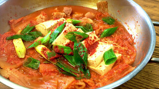 Pemilik Restoran Korea Mengajari Kalian Cara Memasak Sup Kimchi Asli.