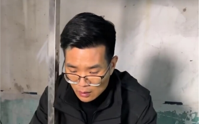 عظام كبيرة يبيعها صانع متمرس منذ سنوات، ويعطيك قطعة إضافية مقابل 5 يوانات فقط