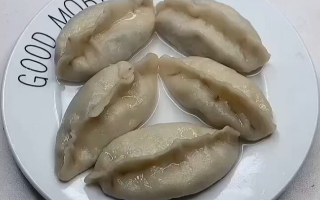 Belajar membuat masakan khas Tiongkok...... Sungguh mengagumkan, baru masuk sekolah sudah bisa makan