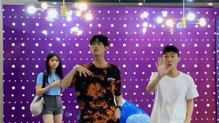 1. بين كل هؤلاء الناس، من الصعب إيجاد روح متفهمة! هذه هي التبادل الروحي بين الراقصين #فنانون الشوارع