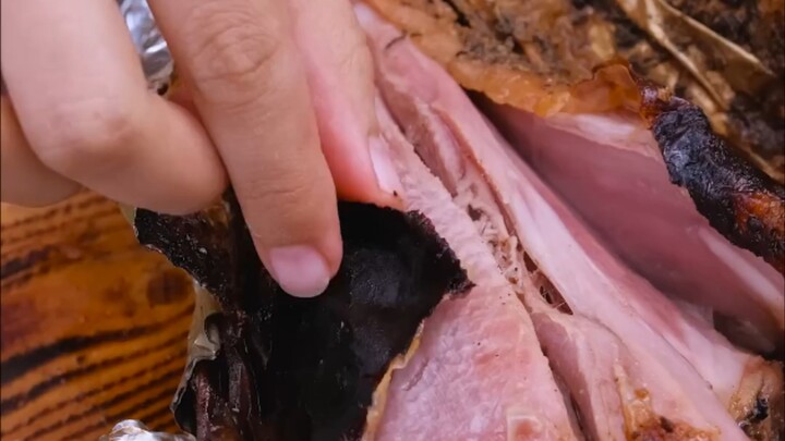 Bertahan hidup di alam terbuka | Membuat paha ayam panggang yang diasinkan 🍗