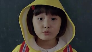 女孩从小被诅咒，谁摸她谁倒霉，可老师偏不信，结果直接摔在了臭水沟里