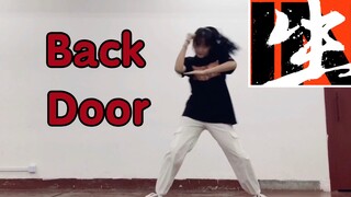 【xixi】 هل ستشاهد من الباب الخلفي؟ جزء من أغنية Stray Kids الجديدة "Back Door" تم رقصه بشكل مقلد