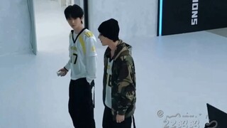 ［时代少年团］入住一号训练间 马哥和丁哥玩跳舞机