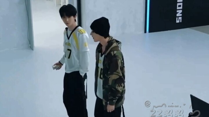 ［时代少年团］入住一号训练间 马哥和丁哥玩跳舞机