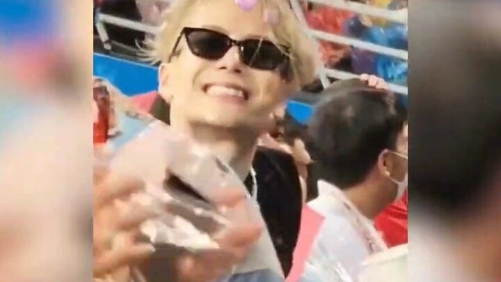 Sự khác biệt trong cách các ngôi sao đối xử với người hâm mộ, thái độ như vậy có thực sự tốt không, 