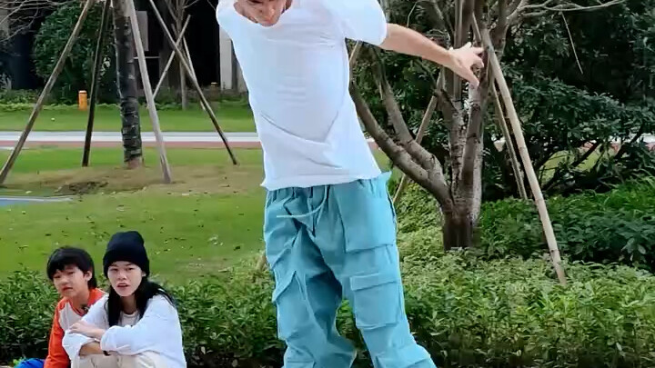 Hari ini tantang skateboarding terbang melewati kolam renang