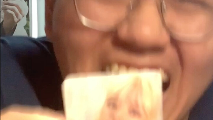 Học sinh trung học điên cuồng vì cái gì?! Thì ra là chiếc thẻ nhỏ ba tấc!