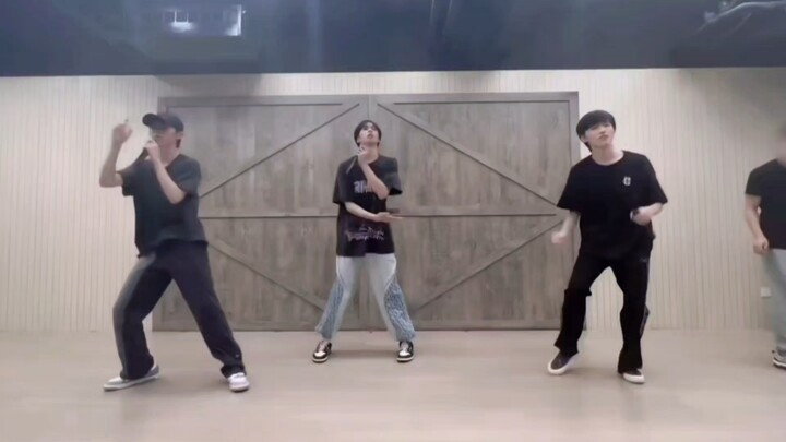 Bagian ini akan saya sebut sebagai yang paling menarik, tolong Song Yaxuan lebih sering menari