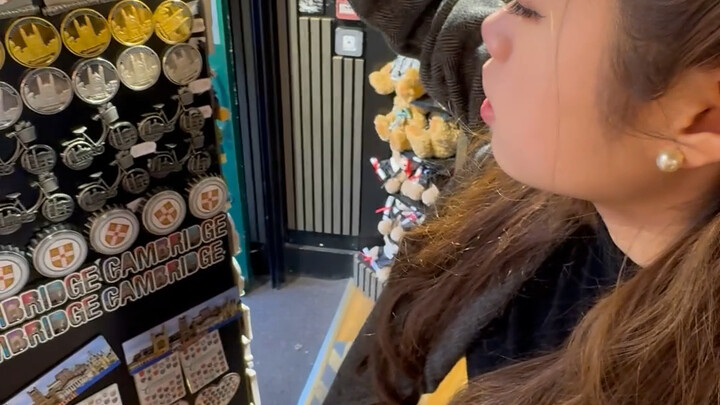 Nhất Nhất và Nhã Nhã đang gửi quà và thiệp đến mọi người từ Cambridge! Cảm ơn mọi người đã đồng hành