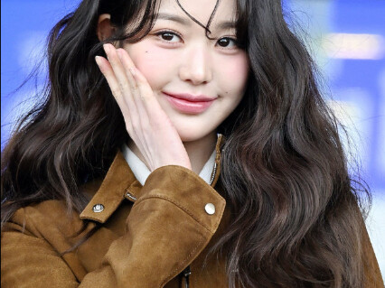 Kritik Tajam: Foto Terbaru Idol Grup Wanita Korea (Tapi Gak Tajam Sama Sekali)