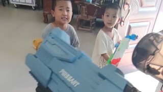 小 屁 孩 的 水 枪 大 战 ！