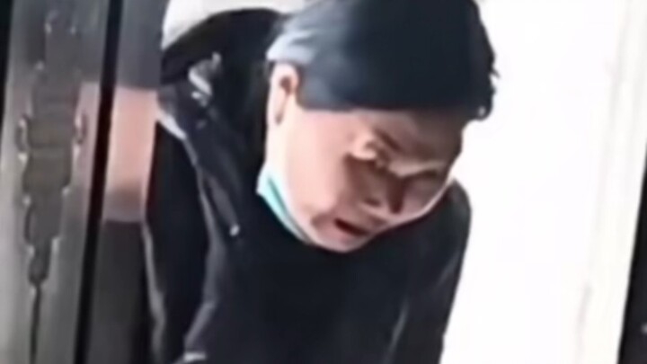 الوجه المرعب للتسول على الأبواب: كونوا حذرين!