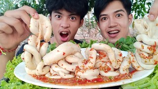 ไส้ตันพวงใหญ่ๆ ราดนํ้าจิ้มซีฟู้ดเผ็ดๆแซ่บถึงใจ.