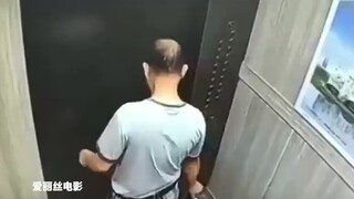 A charging battery exploded in a college student dormitory. When he escaped from the fire, he forgot