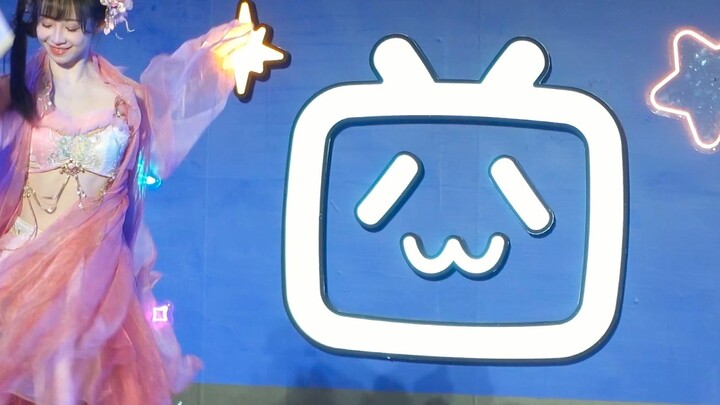 Zi Yan★Amazing Guest in the World★ What? Xian Zi is not wearing dancing shoes! bw2025 Main Stage, Ju