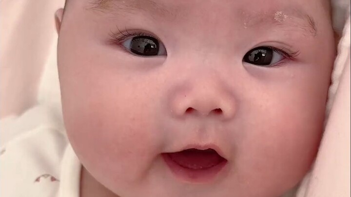Di rumah saya ada si cerewet kecil, apakah bayi usia tiga bulan memang sepetualang ini dalam berbica