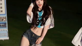 คุณสาวน้อย ทำไมคุณเต้นได้สนุกขนาดนี้ การเต้นแบบสุ่มในโรงเรียนมันสนุกจริงๆ ฮ่าๆๆ