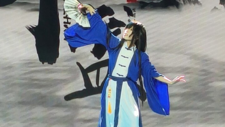 The shop assistant's thousand lamps—guests, come and take a look!