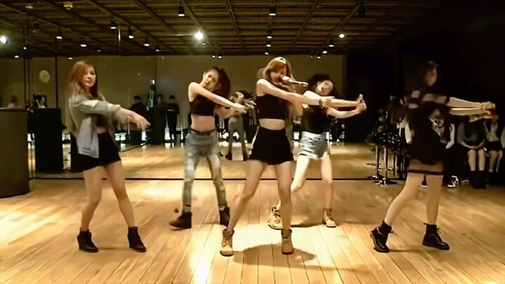 Sudah menonton banyak video masa awal, di dalamnya Jennie selalu tampil dengan pesona yang liar, pen
