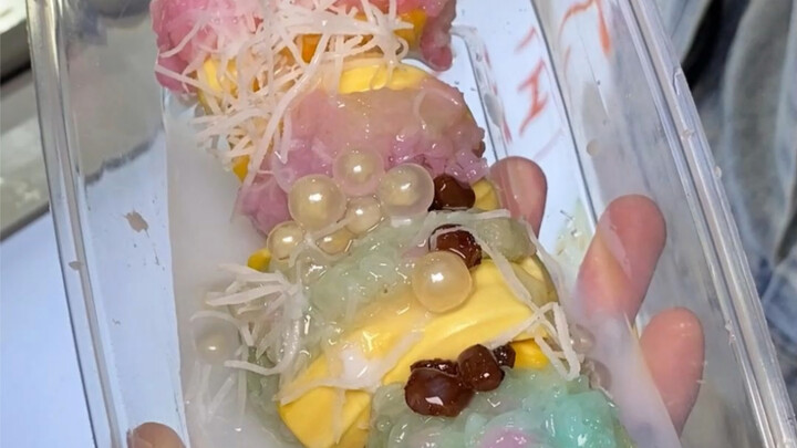 ข้าวเหนียวมันสับปะรดหลากสีสไตล์ไทยในตลาดกลางคืน หน้าตาดีสุดๆ กินแล้วหอมสดชื่นมาก～