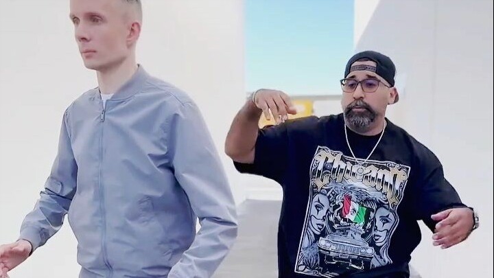 Sulit membedakan yang asli dari yang palsu! Master tari jalanan Rusia menampilkan gerakan super lamb