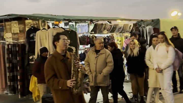 When you play "Super Pig" in Florence, how do Italians and Chinese people react?