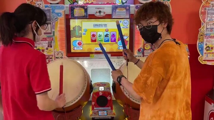 Chicken Brother และ Sonosa เล่นเพลงประกอบ "I am the only one" โดย Don Brothers แห่ง Bataro Sentai บน