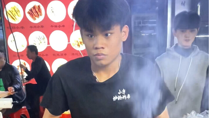 أب من مواليد 2005 يطهو المعكرونة المقلية في شوارع غوانزو: فريق شياو بينغ لمعكرونة القلي الآسيوية!