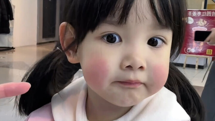 Wajah merah muda kecil ini... lumayan cantik juga~