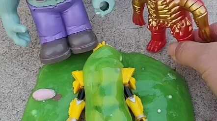 Ultraman was stepped on by a monster